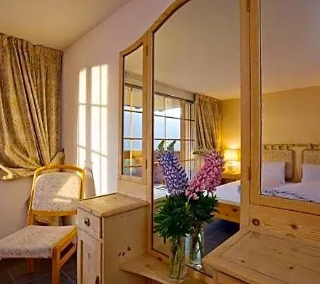 Отель Castle 4*